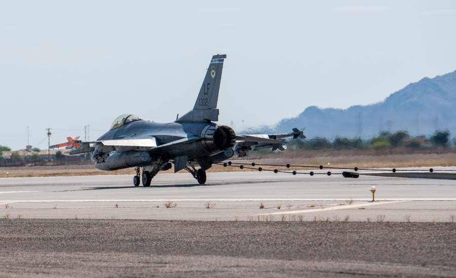 Aircraft arresting system catching an aircraft